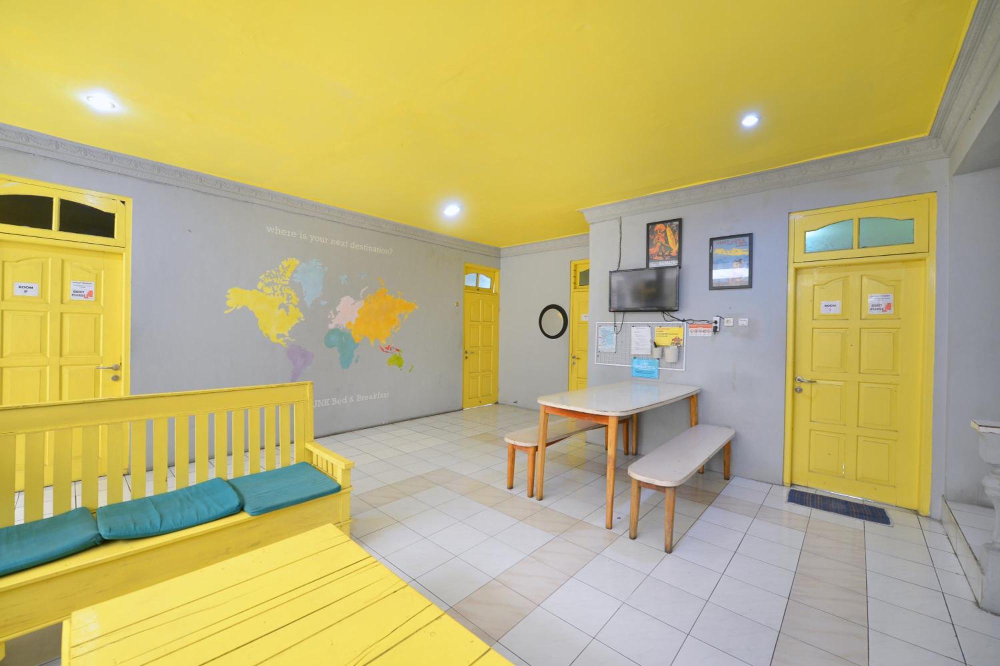 Bunk Bed And Breakfast Джокьякарта Экстерьер фото