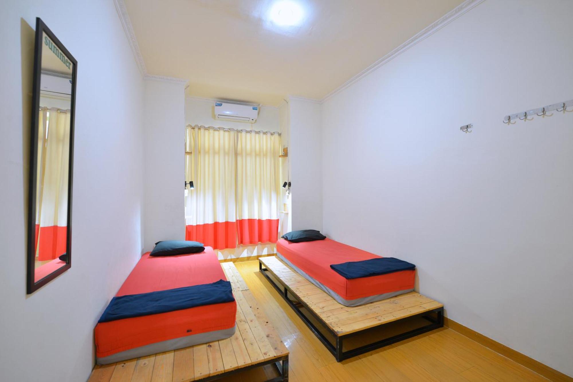 Bunk Bed And Breakfast Джокьякарта Экстерьер фото
