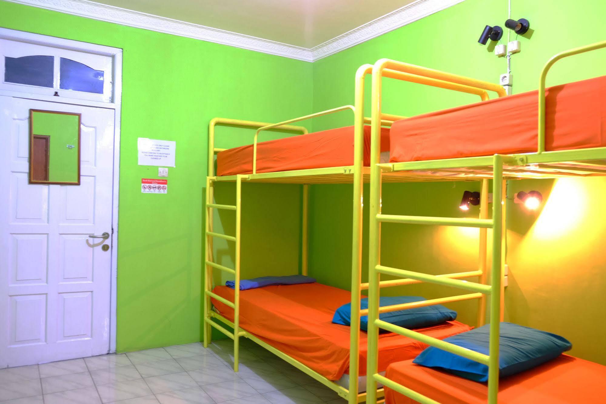 Bunk Bed And Breakfast Джокьякарта Экстерьер фото